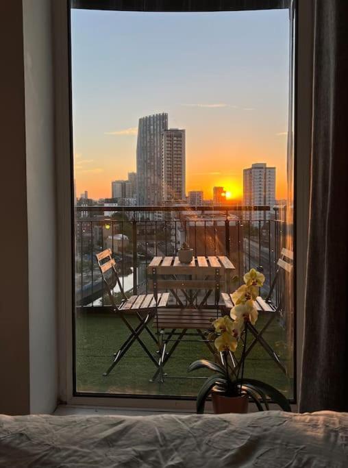 Cozy Flat With Balcony Lägenhet London Exteriör bild